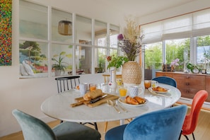 Comfort Apartment, City View | In-room dining