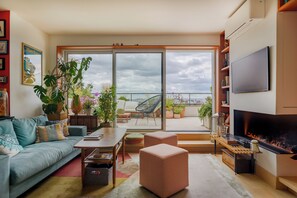 Comfort Apartment, City View | Living area