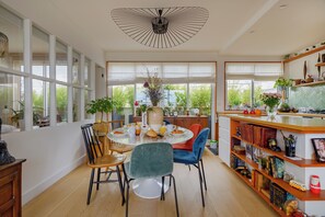 Comfort Apartment, City View | In-room dining