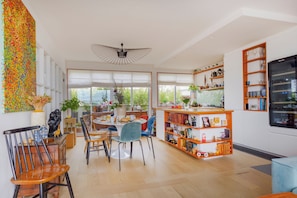 Comfort Apartment, City View | In-room dining