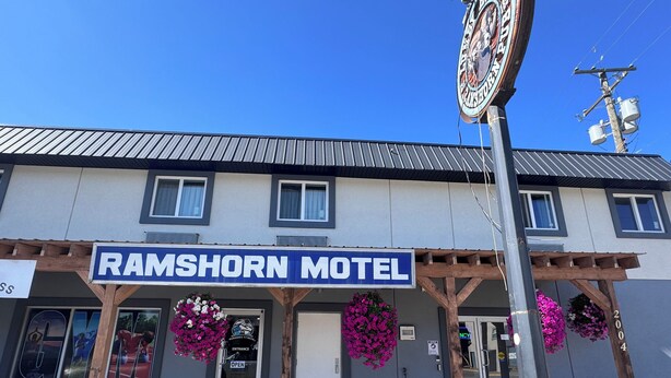 A building with a sign reading "RAMSHORN MOTEL" and a number "2004" on the side. - Ramshorn Motel (Lumby)