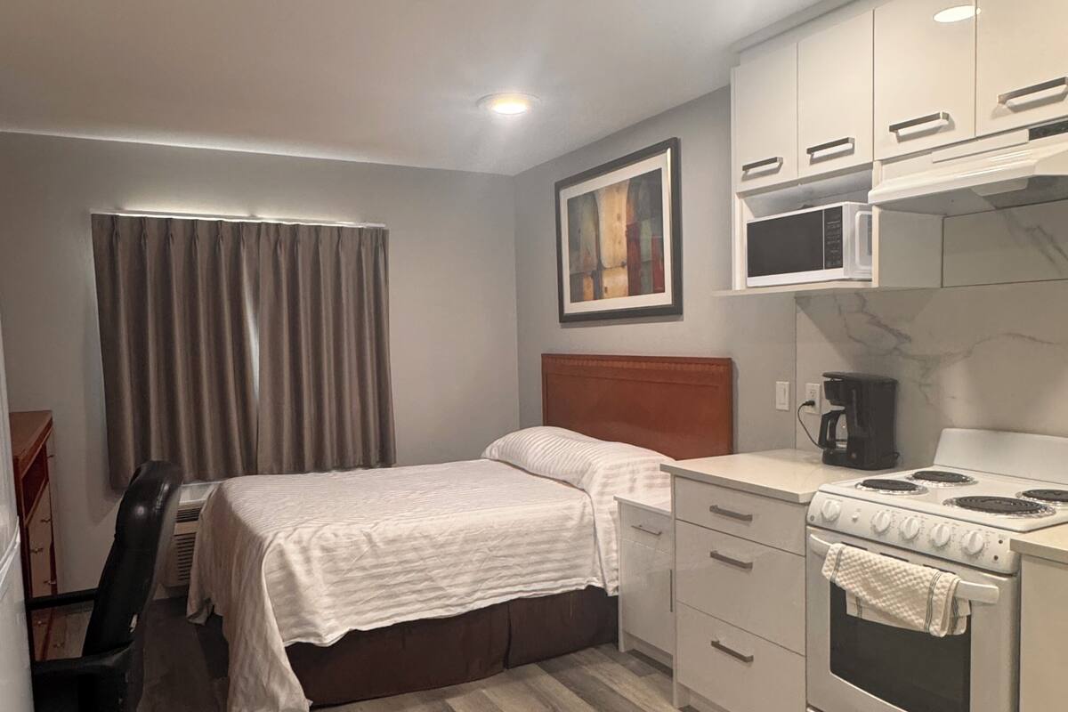 Standard Room, 1 Double Bed, Accessible Bathtub, Pets Not Allowed | WiFi (free), bed sheets
