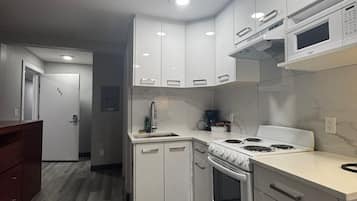 2 Queen Bed with Kitchen, Mountain View Air Conditioner | Yksityinen keittiö | Täysikokoinen jääkaappi, mikroaaltouuni, uuni, liesi