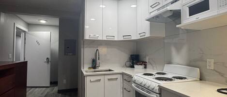 2 Queen Bed with Kitchen, Mountain View Air Conditioner | Eigene Küche | Großer Kühlschrank, Mikrowelle, Ofen, Herdplatte