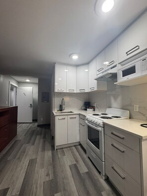 2 Queen Bed with Kitchen, Mountain View Air Conditioner | Eget kök | Stort kylskåp, mikrovågsugn, ugn och spishäll