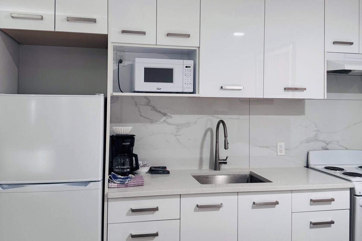 Full-sized fridge, microwave, oven, stovetop