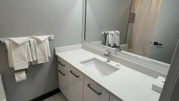 Toallas, jabón, shampoo, papel higiénico