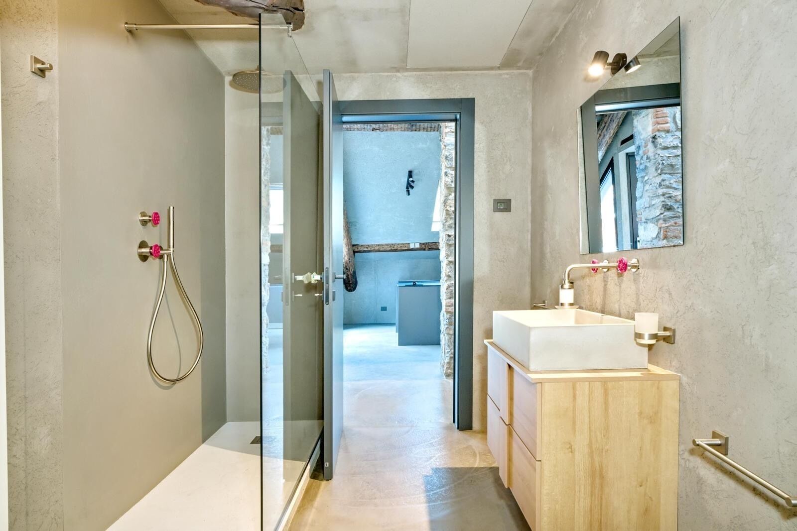 Doccia, asciugacapelli, bidet, asciugamani