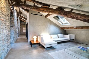 Smart TV, lareira, livros, impressoras