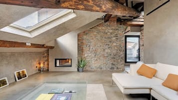 Smart TV, caminetto, libri, stampante