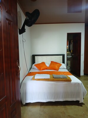 6 bedrooms, iron/ironing board, WiFi