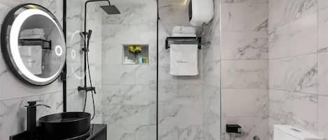 Chambre familiale, balcon, vue sur la ville | Salle de bain | Séchoir à cheveux, serviettes fournies, savon, shampooing