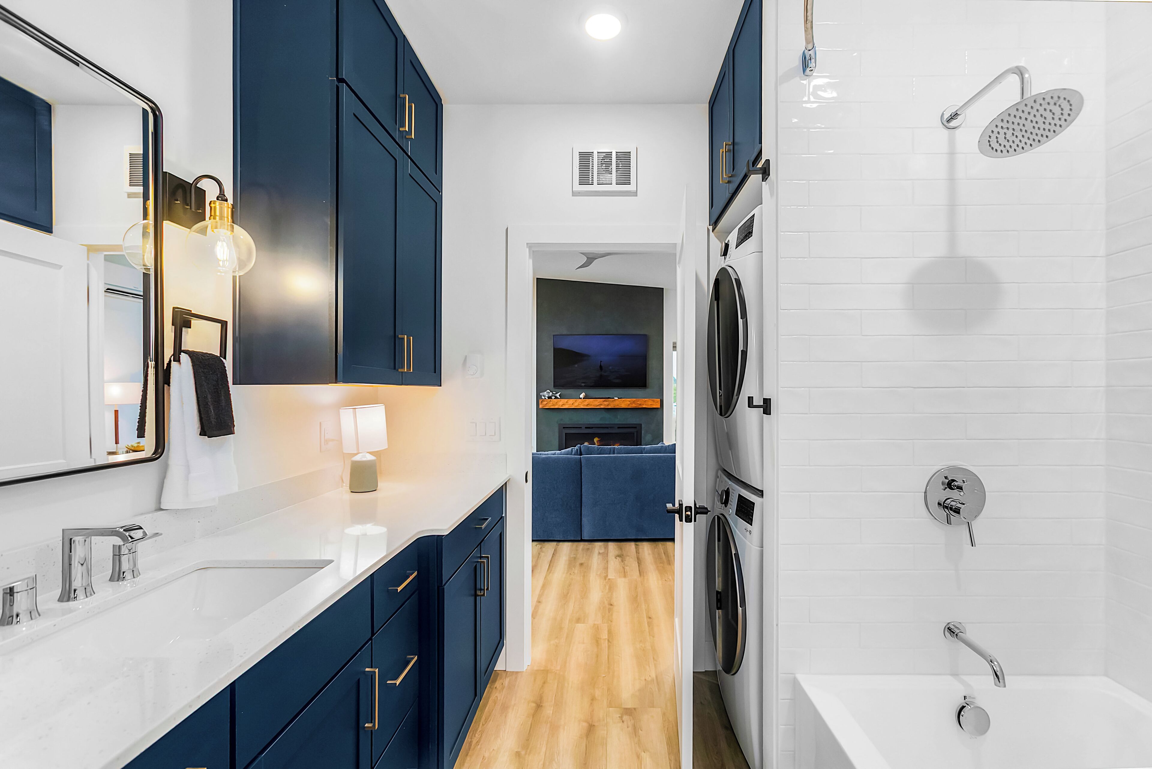 Une salle de bain moderne avec un lavabo, un miroir et une douche.