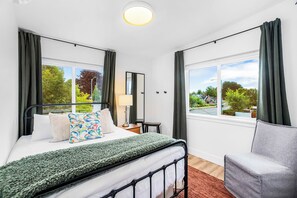 Maison Confort, vue baie | Fer et planche à repasser, Wi-Fi gratuit, draps fournis