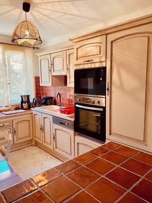 Micro-ondes, four, plaque de cuisson, lave-vaisselle
