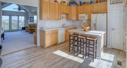 Oceanview Townhome w/ Decks & Pool Access