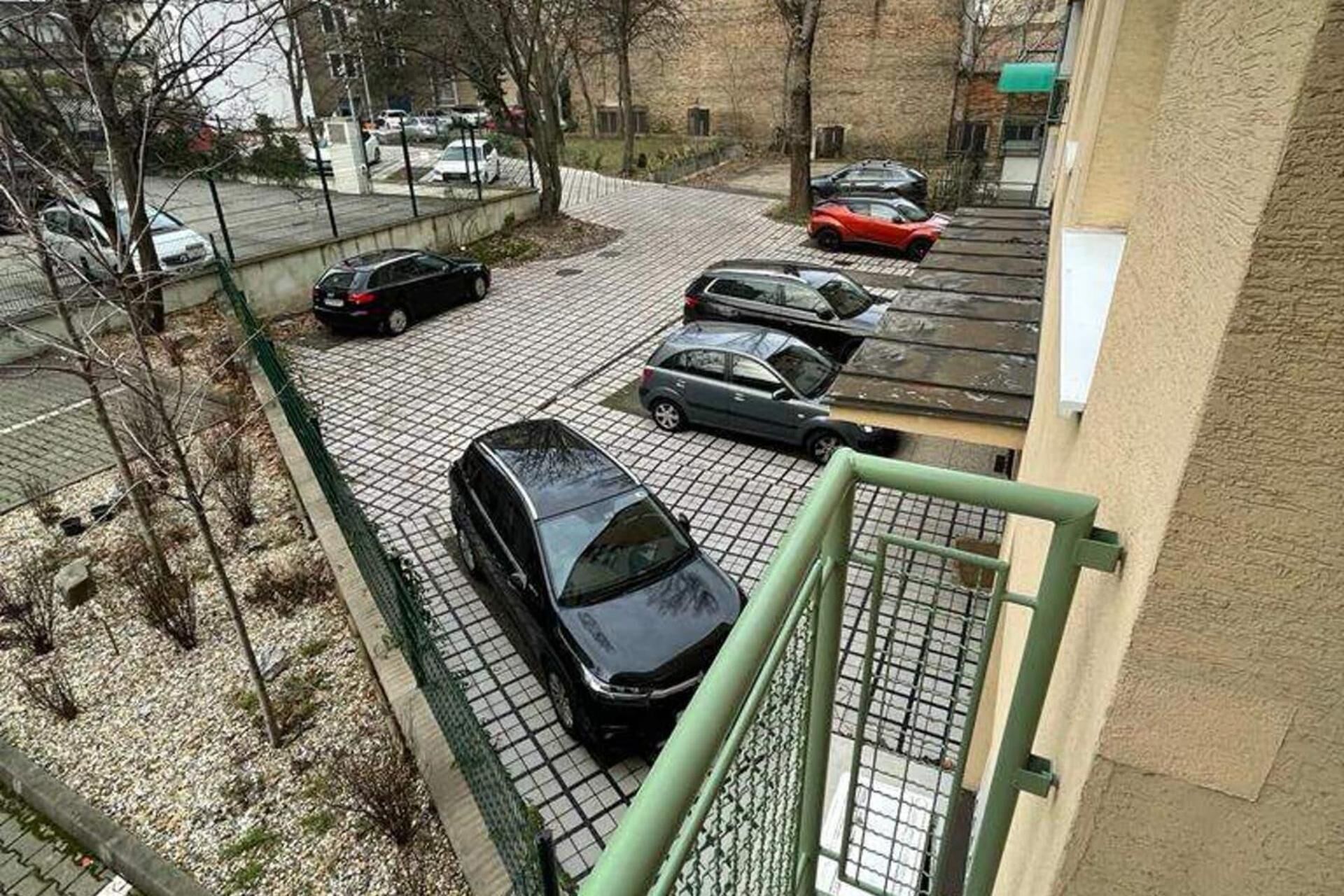 Un estacionamiento con varios coches aparcados.