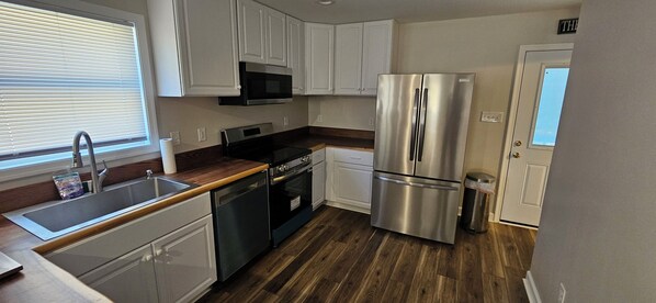 Refrigerador, microondas, horno y parrilla de estufa 