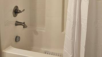 Håndklær og toalettpapir