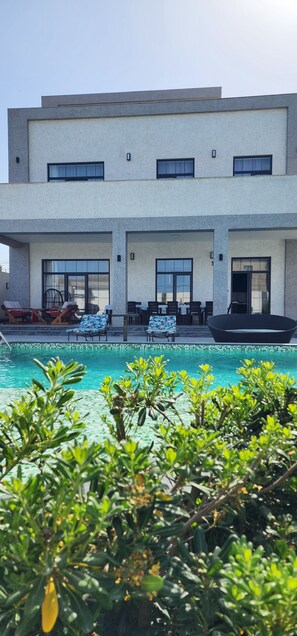 Pool - Luxury seaside villa in Baku, 50 m to beach (Baku)