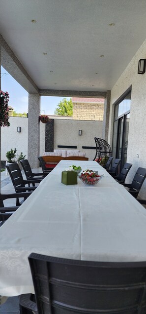 Outdoor dining - Luxury seaside villa in Baku, 50 m to beach (Baku)