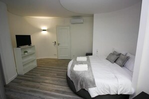 6 bedrooms, iron/ironing board, free WiFi, bed sheets