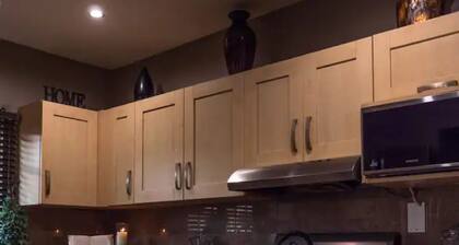 2-bedroom house in gated community. Mins from airport, walking to shops and bars