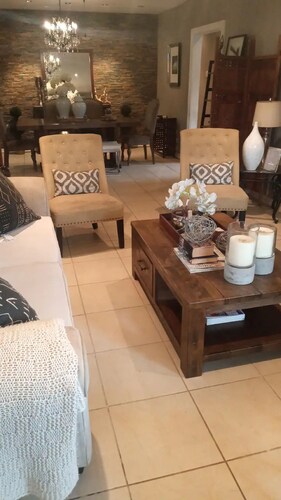 2-bedroom house in gated community. Mins from airport, walking to shops and bars