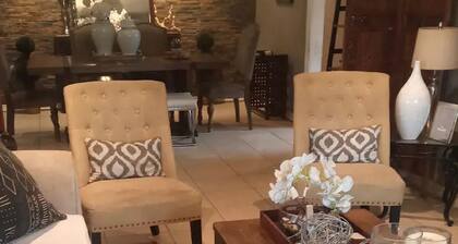 2-bedroom house in gated community. Mins from airport, walking to shops and bars