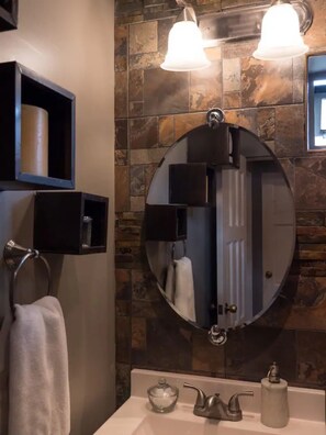 Haartrockner, Handtücher, Seife, Toilettenpapier