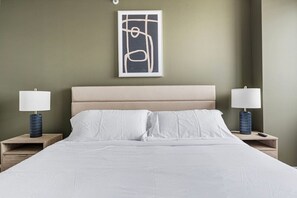 1 bedroom, desk, WiFi, bed sheets - Downtown 1bd Sky Lounge Pool Gym  D (Minneapolis)