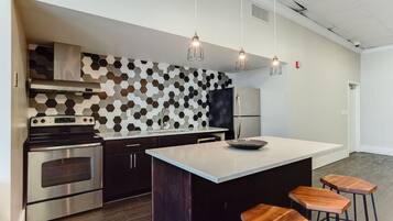 Réfrigérateur, surface de cuisson, cafetière-théière