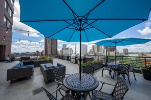 Outdoor dining - Downtown 1bd Sky Lounge Pool Gym  D (Minneapolis)