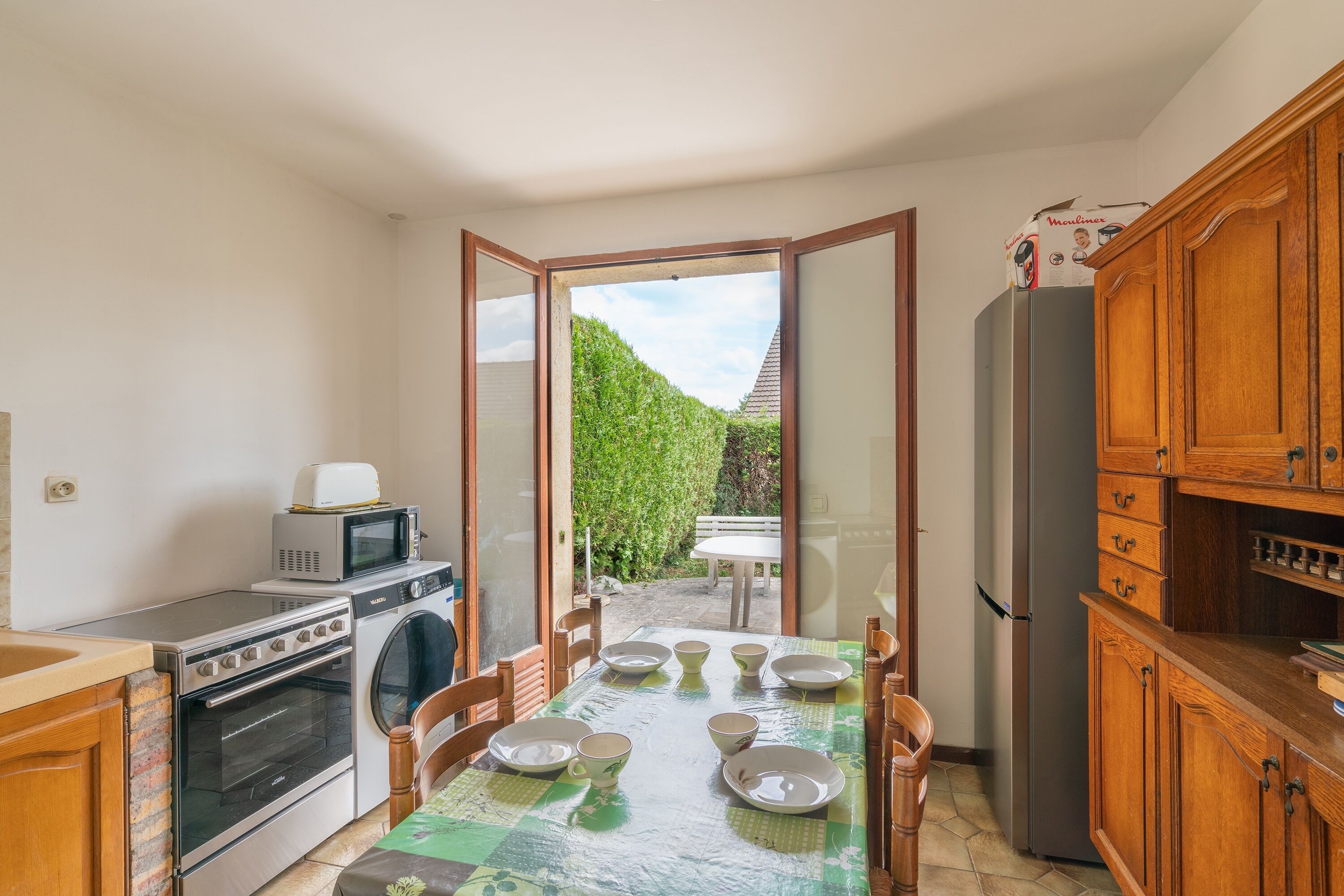 Kjøleskap, mikrobølgeovn, ovn og kaffetrakter/tekoker