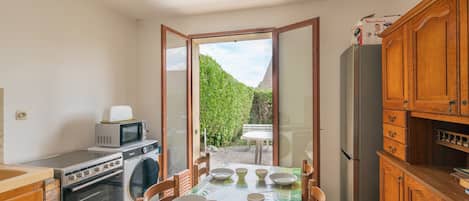 Refrigerador, microondas, horno, cafetera/tetera