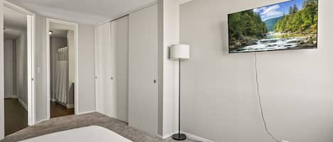 2 bedrooms, desk, WiFi