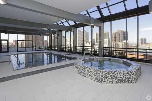 Luxury Downtown Condo • Free Parking/Spa/Pool/Gym