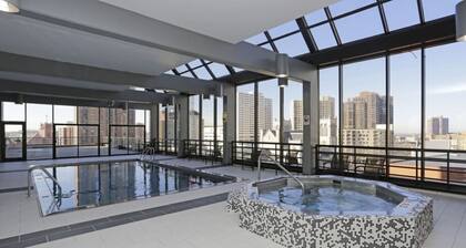 Luxury Downtown Condo • Free Parking/Spa/Pool/Gym