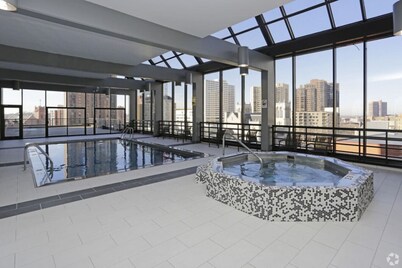 Luxury Downtown Condo • Free Parking/Spa/Pool/Gym