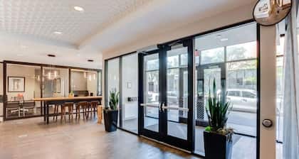 Luxury Downtown Condo • Free Parking/Spa/Pool/Gym