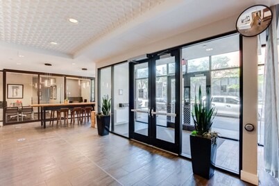 Luxury Downtown Condo • Free Parking/Spa/Pool/Gym