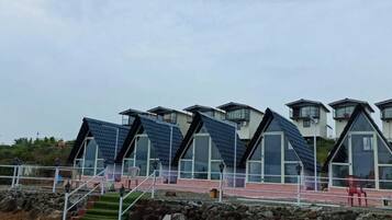 Vista frontal de la propiedad