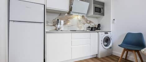 Kühlschrank, Mikrowelle, Ofen, Geschirrspüler