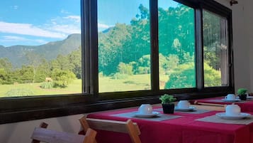 Café da manhã com buffet grátis todos os dias