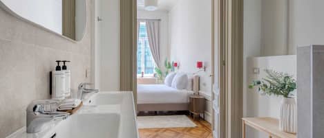 مكتب ومكواة/لوح كي وواي فاي مجانًا وملاءات أسرّة