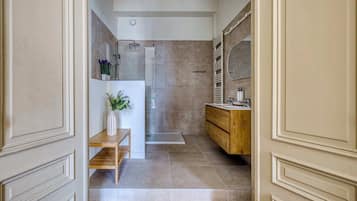 SĂšche-cheveux, serviettes fournies