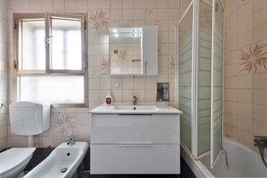 Haartrockner, Bidet, Handtücher, Seife