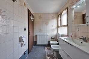 Sèche-cheveux, bidet, serviettes fournies, savon
