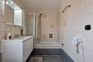 Hair dryer, bidet, towels, soap - Cozy 2nd floor apartment with terrace (Venezia)