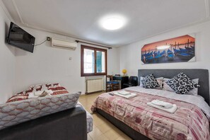3 bedrooms, WiFi, bed sheets - Cozy 2nd floor apartment with terrace (Venezia)